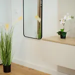 Maroon New Modern 1 King Bed For Bussiness And Leisure In One Cotroceni Апартаменти Бухарест