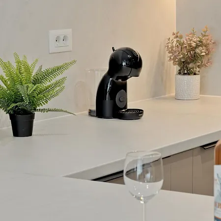 Maroon New Modern 1 King Bed For Bussiness And Leisure In One Cotroceni Bucarest