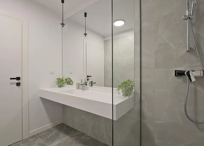 Maroon New Modern 1 King Bed For Bussiness And Leisure In One Cotroceni * ブカレスト