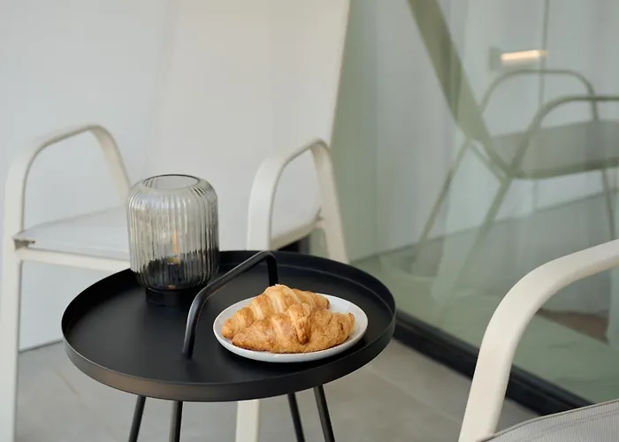 Maroon New Modern 1 King Bed For Bussiness And Leisure In One Cotroceni ブカレスト