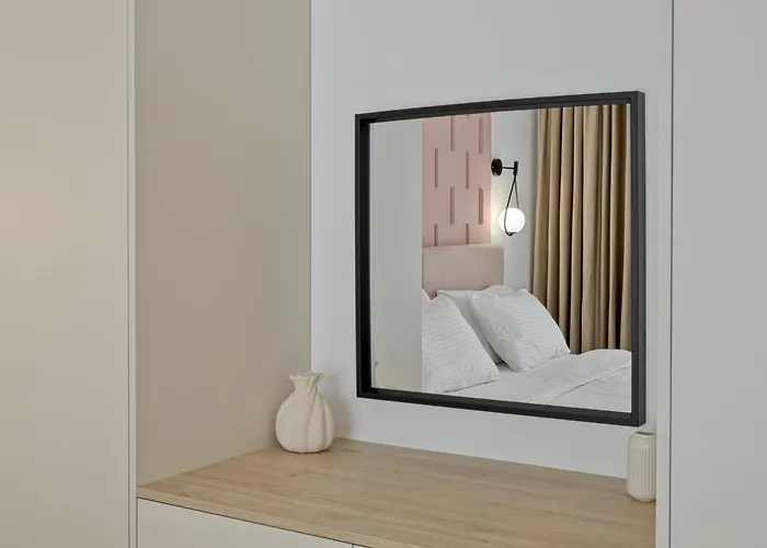 Maroon New Modern 1 King Bed For Bussiness And Leisure In One Cotroceni Appartement Boekarest