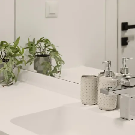 Maroon New Modern 1 King Bed For Bussiness And Leisure In One Cotroceni *