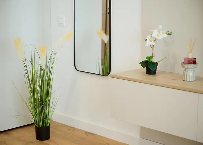 Maroon New Modern 1 King Bed For Bussiness And Leisure In One Cotroceni Apartamento Bucareste